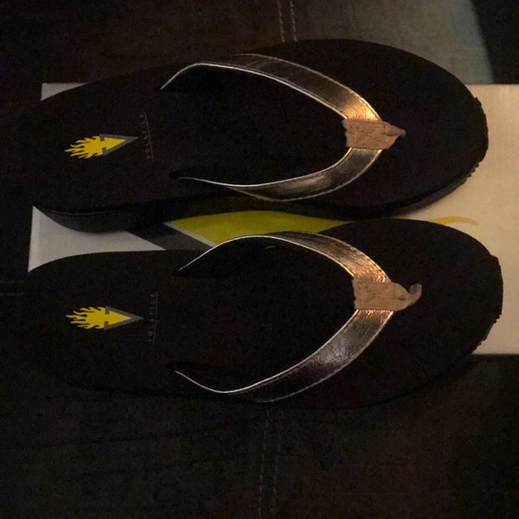 New Women’s Volatile Size 8 Cafe Metallic thongs